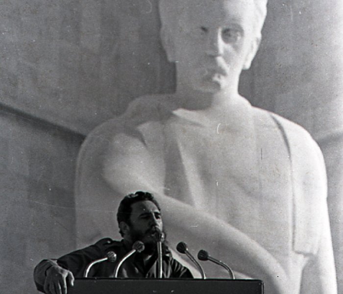 #FidelPorSiempre "Martí nos enseñó su ardiente patriotismo, su amor apasionado a la libertad, la dignidad y el decoro del hombre, su repudio al despotismo y su fe ilimitada en el pueblo".  #JoséMartí