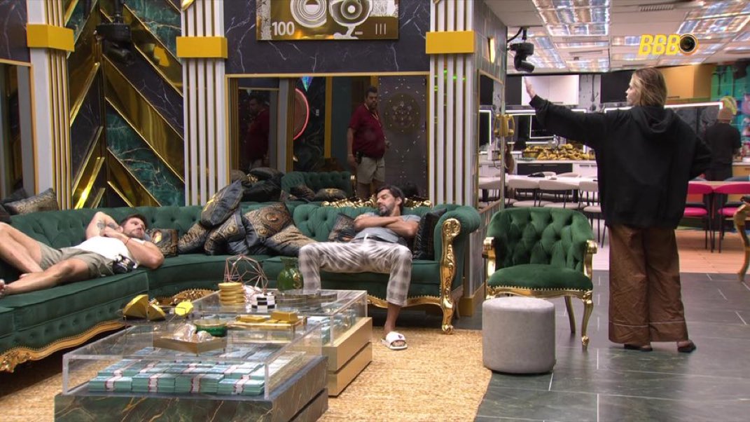 centralreality's tweet image. Ana Paula: "Oi Jonas! Bom dia, quinta série!"

Jonas: "Bom dia, formada!"

Ana Paula: "Eu sou."

Jonas: "Seu QI é ótimo. QI tão bom que nem conseguiu responder ontem."

Ana Paula: "Dessa escola aqui eu sou a diretora, tô achando, hein. Como diz o outro lá, sou o quê mesmo? A…