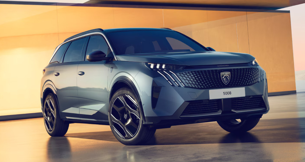 El frente del nuevo <a href="/PeugeotMex/">Peugeot México</a> 5008 se distingue por el emblema luminoso de las tres garras, los nuevos faros y la parrilla