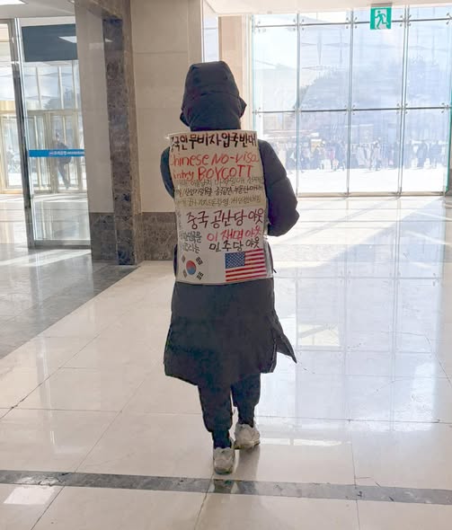 중국가서 이렇게 시진핑 욕해봐요.
바로 인체의 신비전에 전시 됩니다.

한국에서 대통령 욕해도 안 잡혀가는 이유 : 
민주주의 국가니까.
지능이 떨어지더라도 감사 정도는 하면서 사는게..