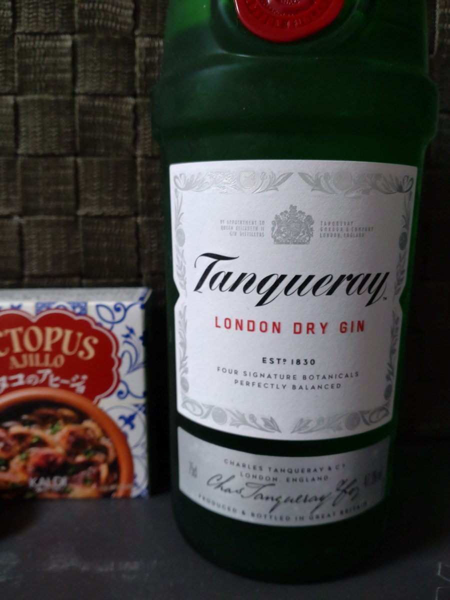 寝る前酒断ちするために先月購入してから封開けてなかったのを今夜開けた。やっぱり美味しい、好きなタンカレージン