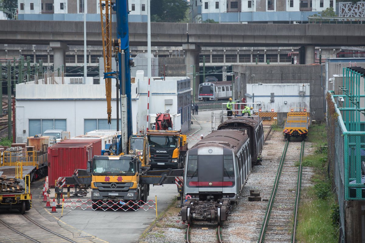 hkmas_ter's tweet photo. 2026/01
A101/A166 編成退役列車陸送
Retired train cars for scrapyard
#地下鉄 #地鐵
#MetroCammell #Mtrain https://t.co/Qai7VKez4E