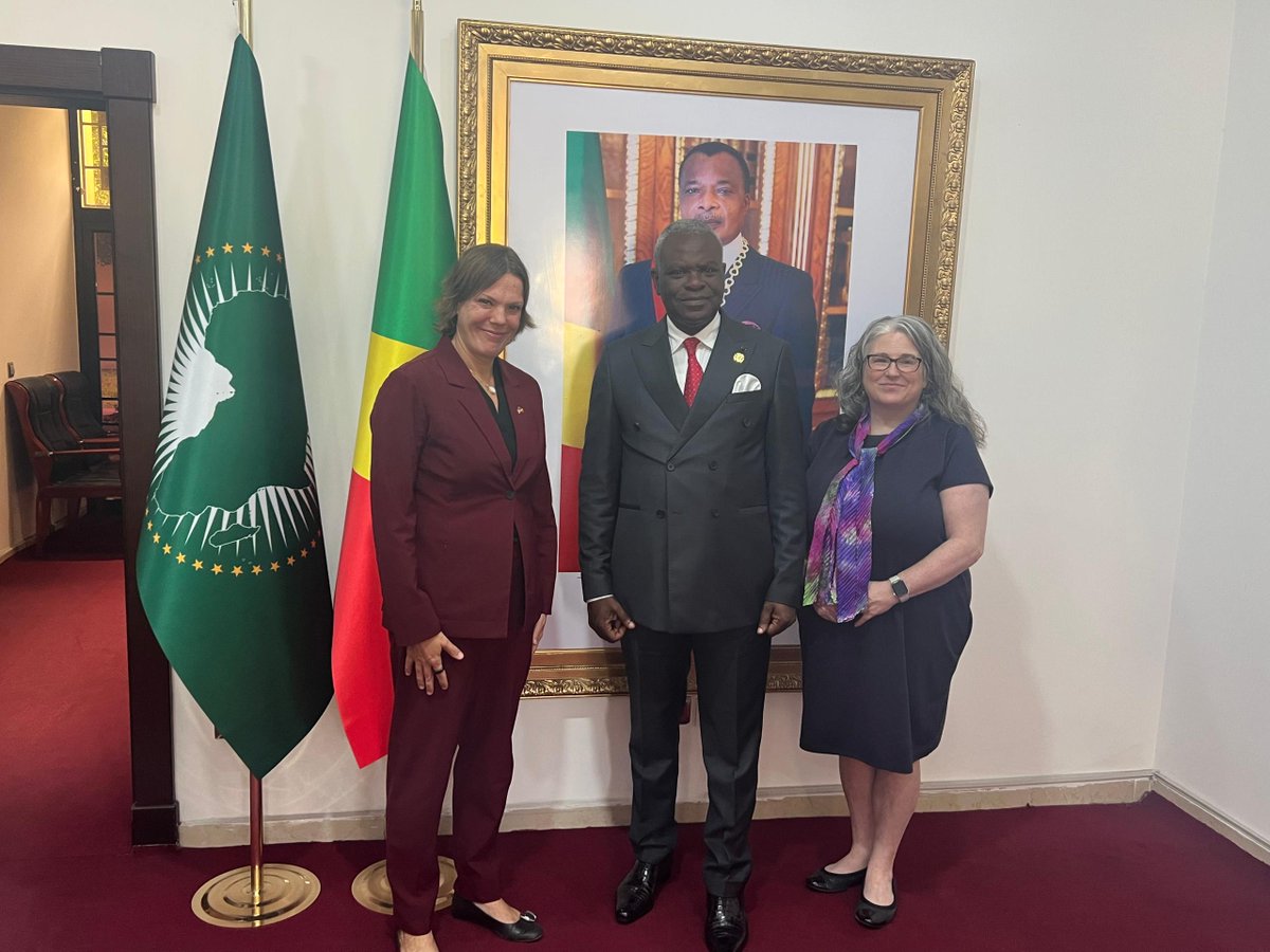 USAauCongo's tweet photo. Le lundi 26 janvier, la Chargée d’Affaires des États-Unis, Amanda Jacobsen, accompagnée de la Cheffe de Mission Adjointe, Meghan Moore, a tenu une réunion productive avec le Premier Ministre Anatole Collinet Makosso.
Les échanges ont porté sur le renforcement de la coopération entre les États-Unis🇺🇸 et la République du Congo🇨🇬 dans trois domaines clés d’intérêt commun : la lutte contre la traite des personnes, la coopération économique et la sécurité migratoire.
La lutte contre la traite des personnes demeure une priorité majeure pour les États-Unis. La Chargée d’Affaires a salué les efforts du Gouvernement congolais, notamment la mise en place de la Commission nationale de lutte contre la traite des personnes et l’adoption du Plan National de lutte contre la traite.
Sur le plan économique, les discussions ont mis en lumière les opportunités de renforcement des échanges commerciaux et des investissements américains au Congo, ainsi que les défis à relever afin de créer un environnement des affaires attractif et favorable à une coopération économique accrue.