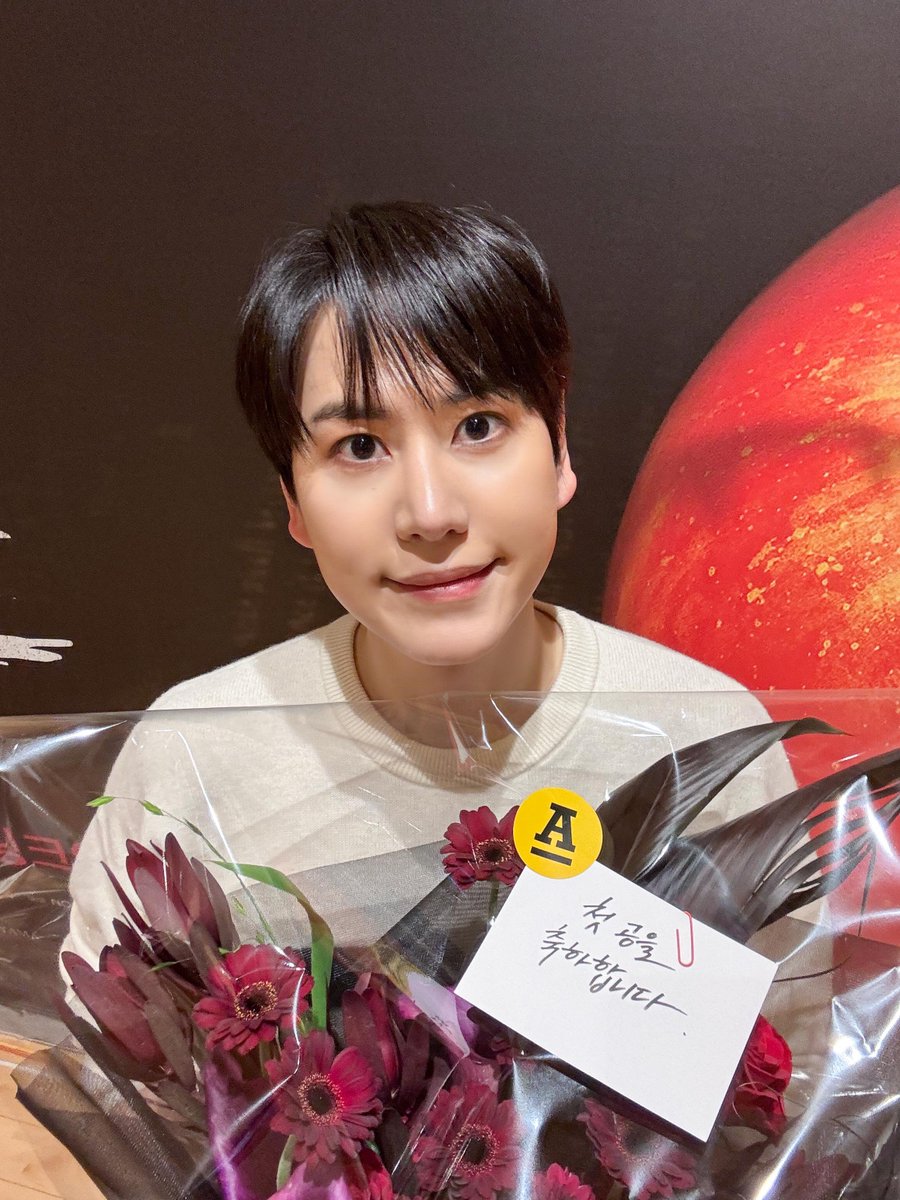 antennamusic's tweet image. #규현

뮤지컬 &amp;lt;데스노트&amp;gt; 첫 공연을 무사히 마쳤습니다✨

정의를 찾아 나가는 규라이토의 여정💻
끝까지 많은 응원과 사랑 부탁드립니다🫶🏻

@GaemGyu
#KYUHYUN
#뮤지컬 #데스노트