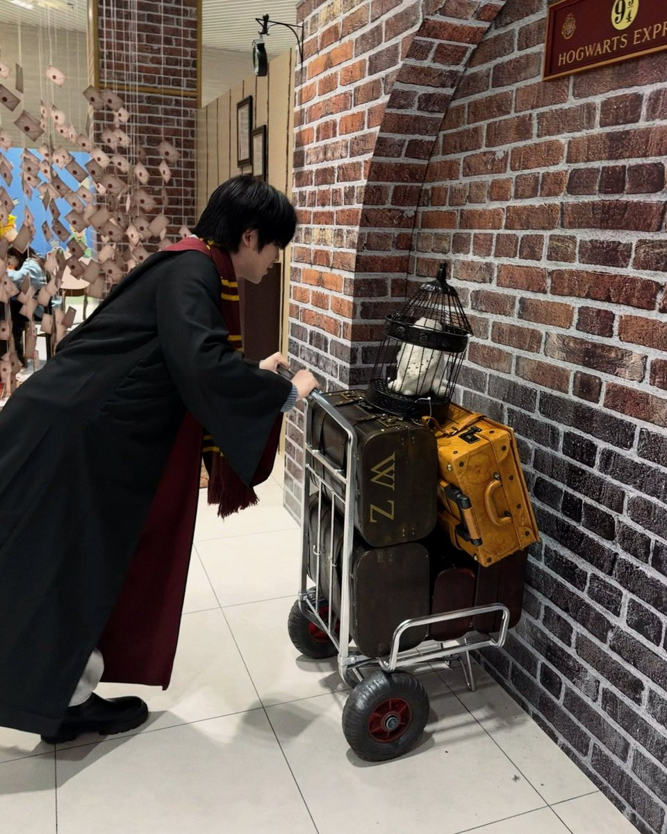 blinghoon1215's tweet image. 윙가르디움 레비오우사!🪄