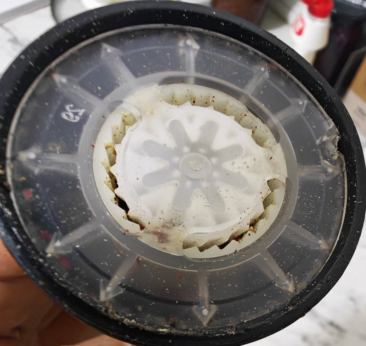 Али ови смрдљиви мађарски зачин кад потрошиш бибер мораш купиш цијело паковање а не може само да се допуни
Е ПА ДОПУНИО САМ ГА НА СИЛУ СРПСКИМ БИБЕРОМ ПУШИТЕ ГА И У ВАТЕРПОЛУ И У ЗАЧИНИМА