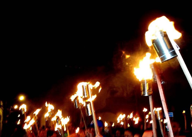 La #MarchaDeLasAntorchas es nuestro homenaje a Martí y, este año, al Centenario de #Fidel.
Convocamos a nuestra juventud refinera: seamos parte de esta historia. Que el fuego de nuestros hornos se una al de nuestras antorchas.