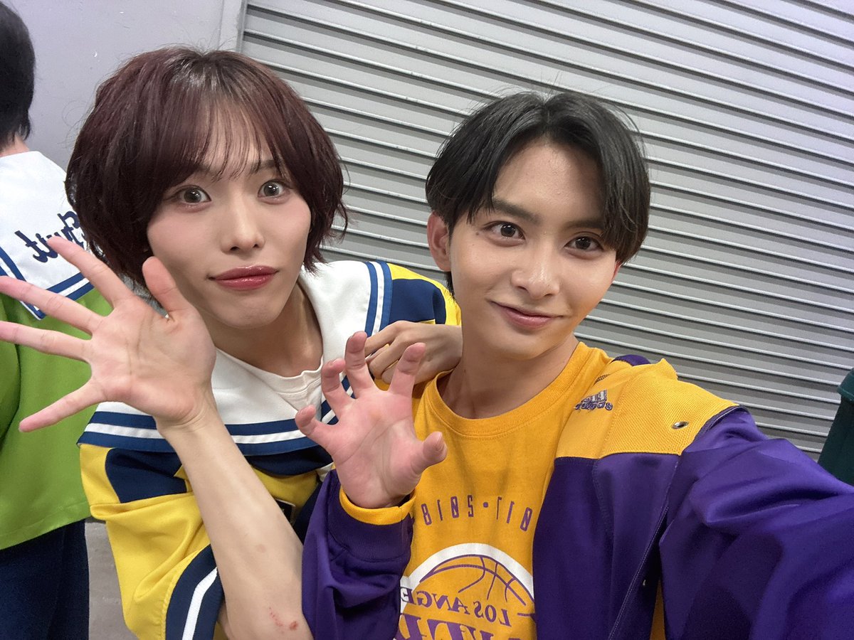BANGERS_YUITO's tweet photo. スパフルのしゅんた、ゆいる、はるみと📸✨✨みんな優しくていつも仲良くしてくれてうれシーサー🌺☺️ありがとう！

#スパフル のLIVEはみてて楽しいから、気づいたら自分も一緒に踊ってるよねー😆
フルファミの皆さんもすごい楽しそうにしてるのが伝わってくるので、自分も負けずにもっと頑張ります❤️‍🔥 https://t.co/xgCfQX4aO6