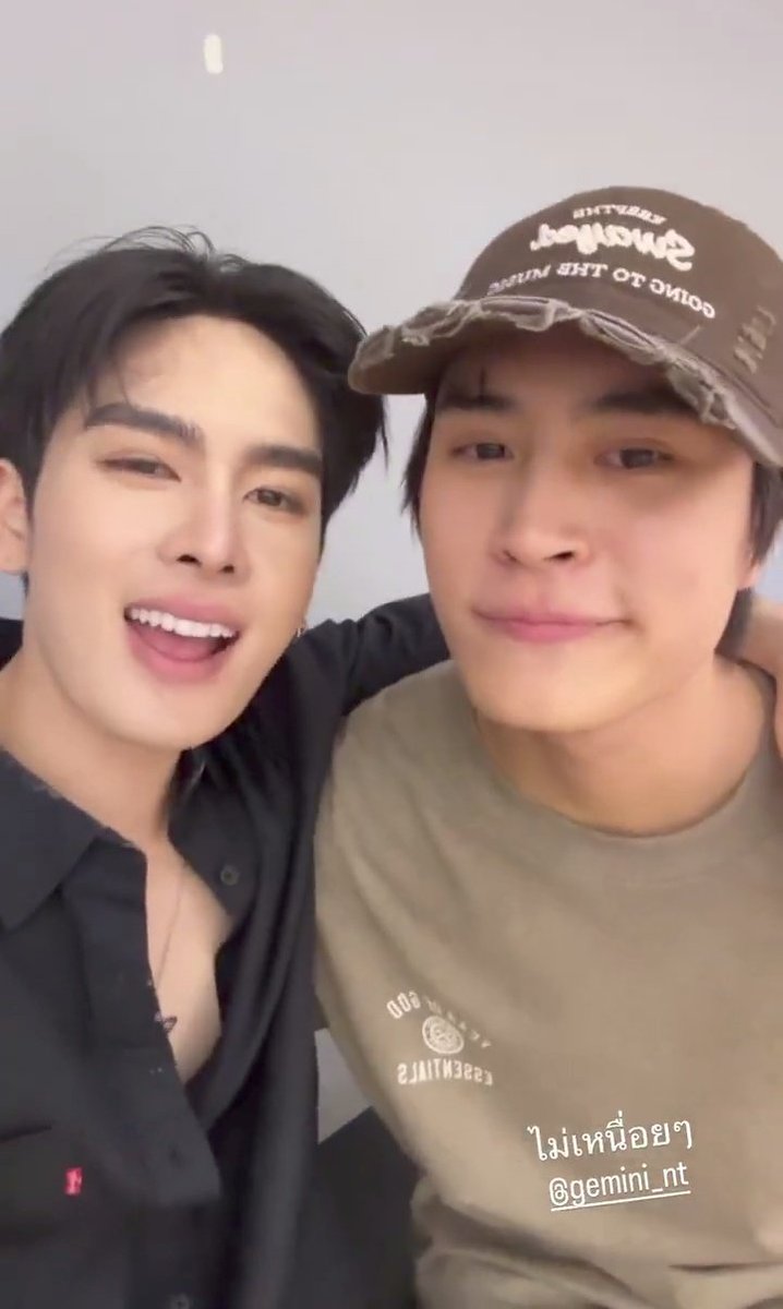 bentyskyy's tweet image. diduga cemburu melihat pacar besarnya shirtless di live phuwin, user santapp langsung bikin igs meluk temen kandung pacar besarnya buat balas dendam