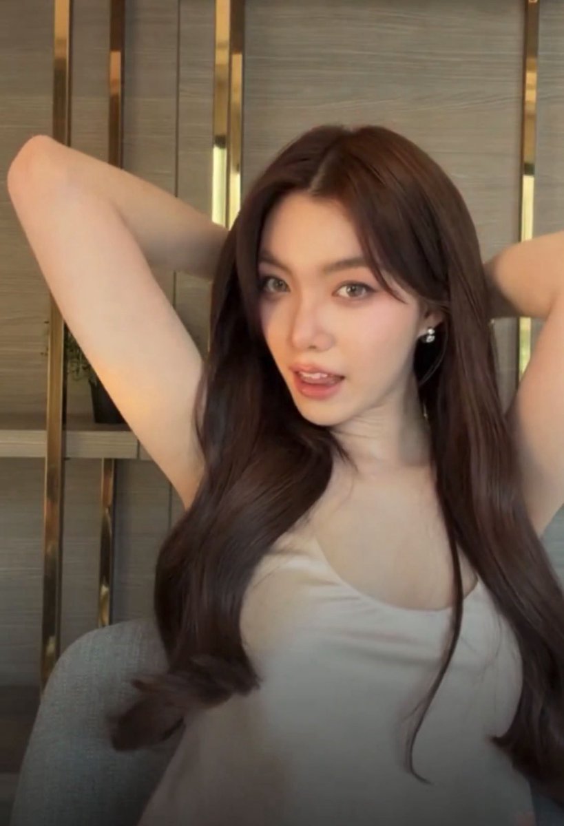 milancreatess's tweet image. lingling kwong debió construir la muralla china con sus propias manos en su vida pasada porque si no no se explica