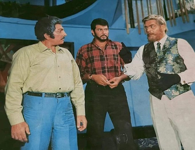 BombayBasanti's tweet photo. Ajit with Shyam Kumar and Imtiaz Khan in this film scene.
Can you guess this movie?

#ajit #shyamkumar #imtiazkhan #guessthefilm #bollywoodflashback https://t.co/u8aeE2xswt