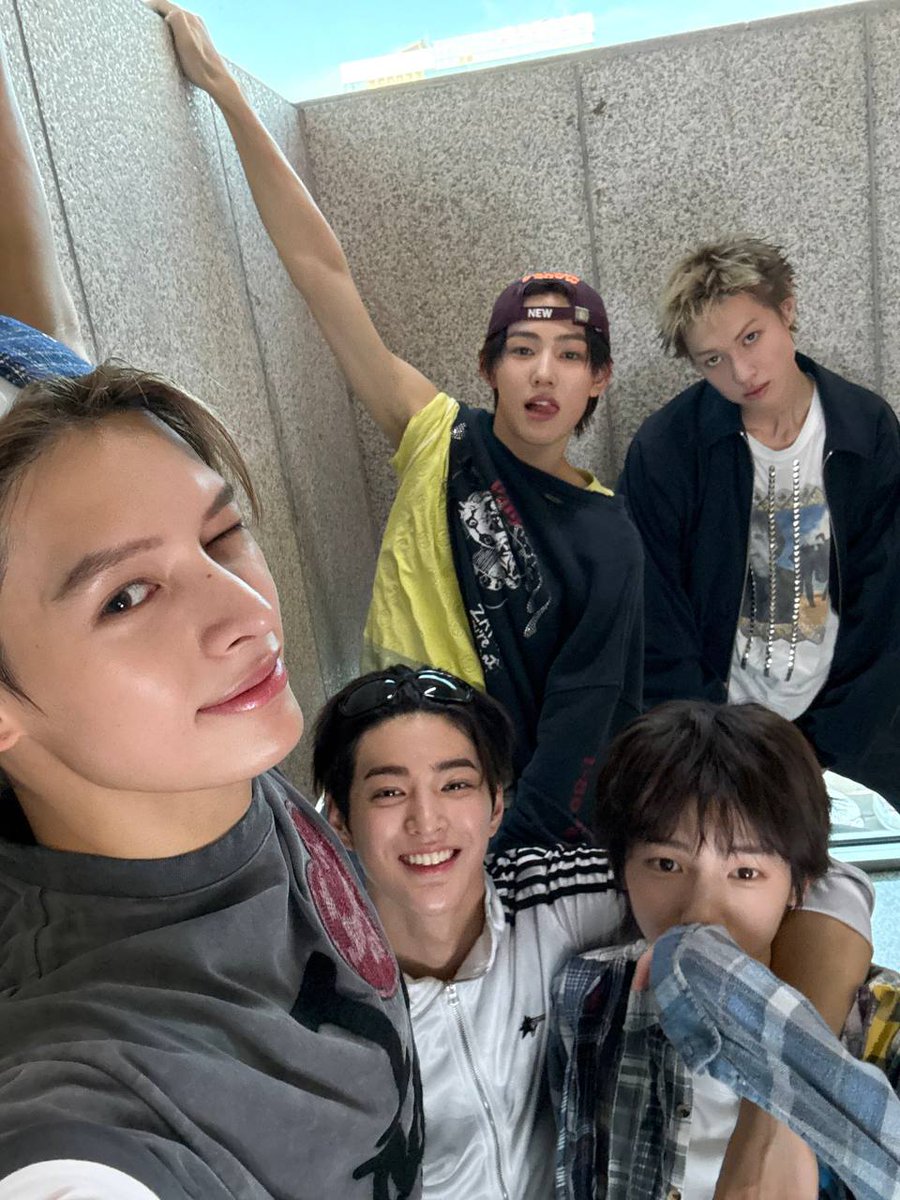 𝐒aja 𝕭ᦅყ𝘀 ✩聲𝄒 𝐅𝕒𝚂𝙷io͞𝙽 tweet media