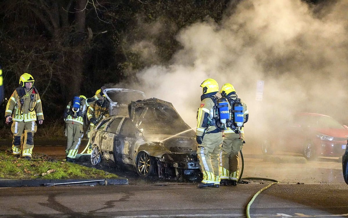 Auto volledig uitgebrand op parkeerplaats in Hoorn, vermoedelijke brandstichting