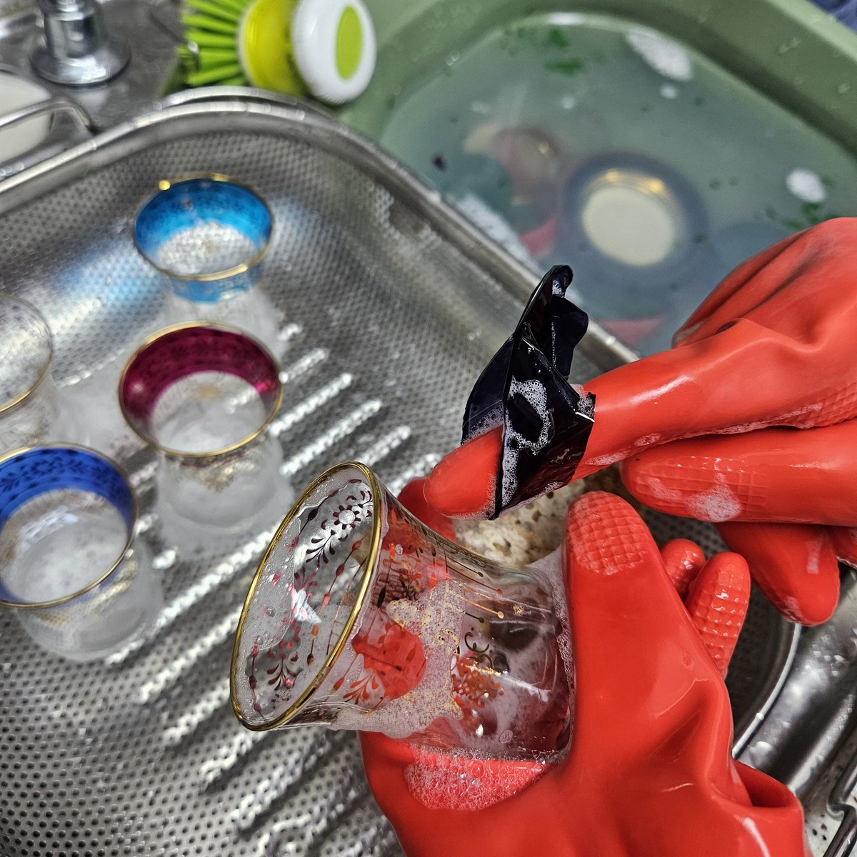 twt1001515's tweet image. 너무 황당함. 엄마가 터키에서 꽤 비싼 찻잔세트를 샀는데 깨질까봐 애지중지 하며 힘들게 가져왔다고 나에게 선물해줬는데 따뜻한 물로 씻었더니 색깔이 분리됨..