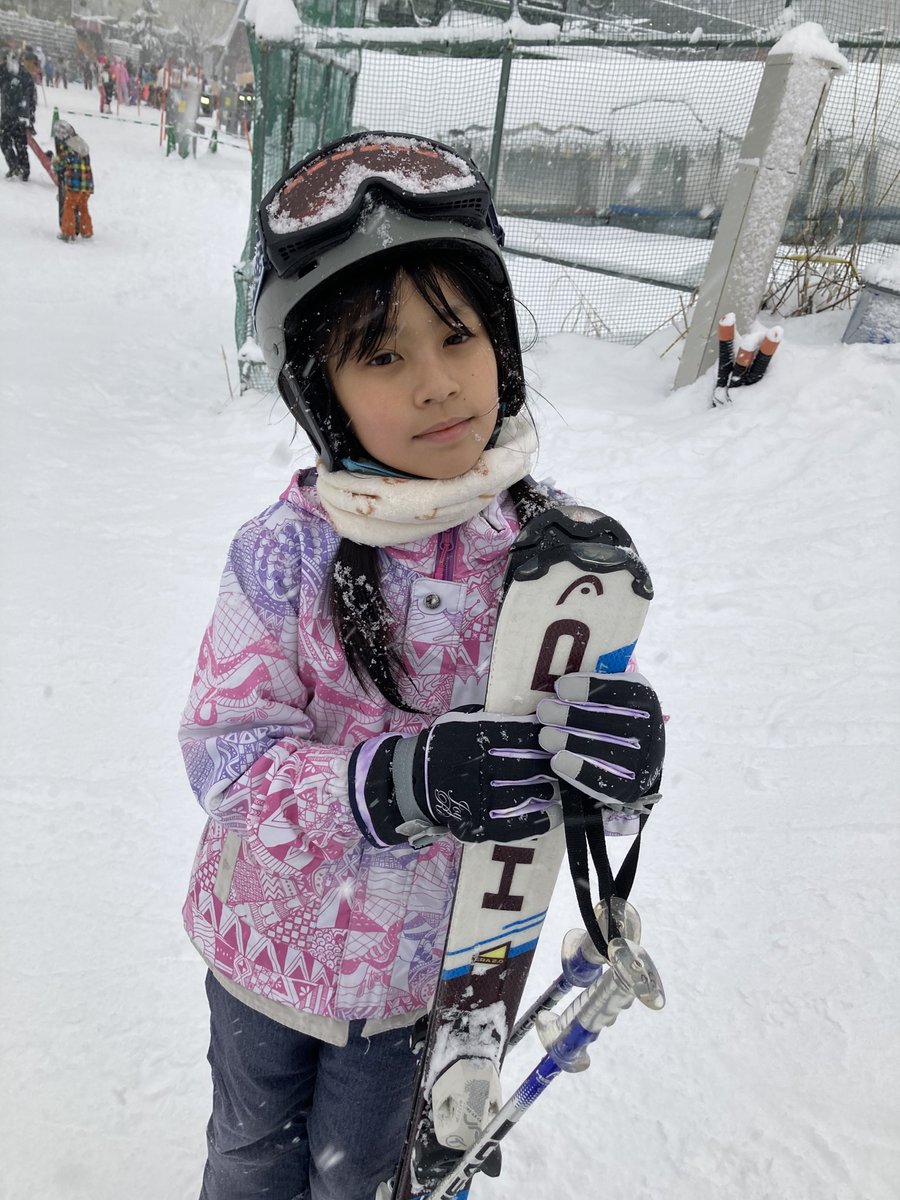 karen3572's tweet photo. 冬休み⛄
突然  #スキー 行きたいと言うので生まれて初めて行ってきました❄
両親、全く滑れないのでスキー教室で教えてもらいました。
　
#テアトルアカデミー
#テアトルアカデミー名古屋
#子役 #9歳
#アイドル になりたい
#ミュージカル 出たい
#ski #9yearsold
I wanna be an #idol &amp; #musicalactor https://t.co/UeJKUk3NUU