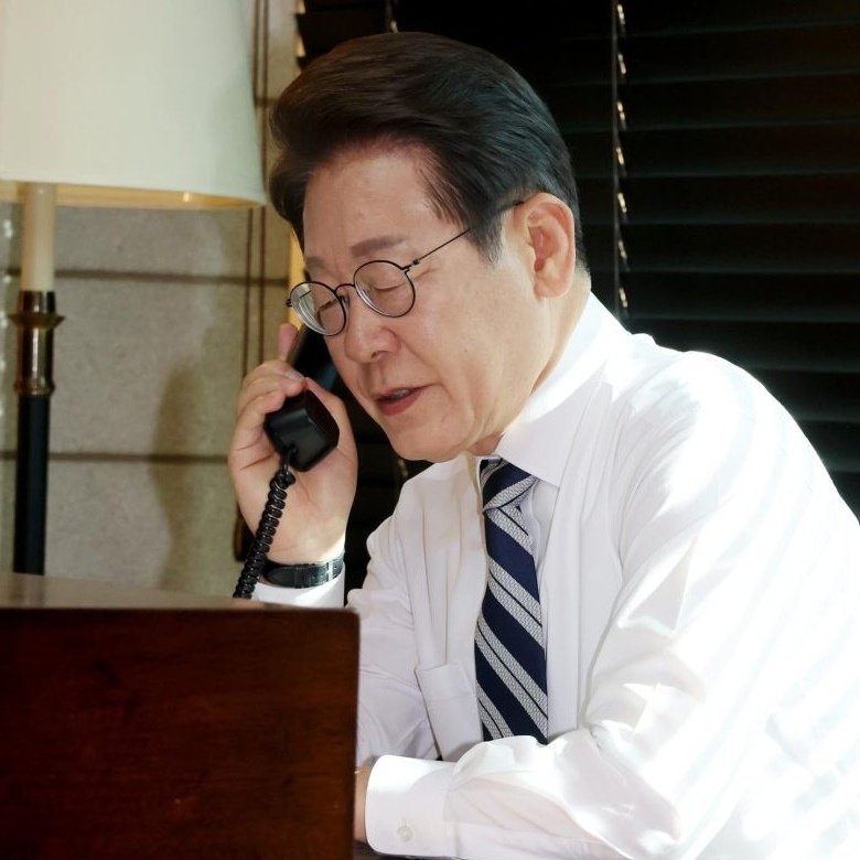 -¿Presidente Lee Jae-myung?

-Sí

-Oiga soy la presidentA de México y quería saber si puede poner más conciertos de BTS

-Pónganse a trabajar señora, en su país calcinaron viva a una familia y asesinaron a 11 personas en un partido de fútbol

-¿Entonces no?