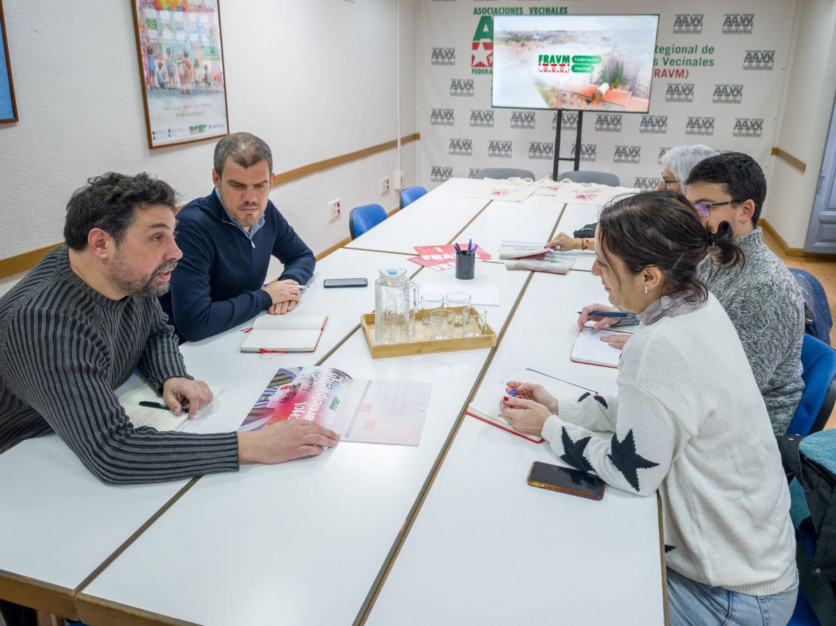 Hoy, <a href="/elpcm/">Partido Comunista de Madrid</a> e <a href="/IU_Madrid/">IU Madrid🔻</a> nos hemos reunido con la <a href="/FRAVM/">Federación Vecinal de Madrid</a> para poner en común análisis y propuestas para nuestra región👇

🏘Construir movimiento vecinal es construir una alternativa popular a la ciudad neoliberal, al urbanismo de los fondos buitres.