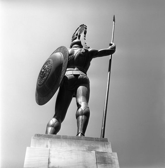 "A única visão do mundo digna de nós é a de Aquiles: melhor é uma vida curta cheia de feitos e glória do que uma longa sem conteúdo."

~ Oswald Spengler