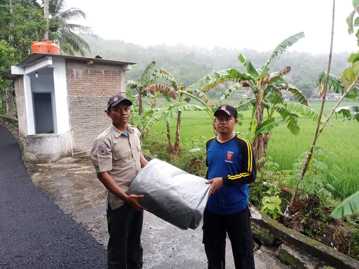 Banjir pada saluran irigasi menyebabkan longsor talud jalan desa di Dukuh Lengkong, Desa Kalijaya, Kec. Alian, Kebumen, Selasa (27/1). Talud sepanjang ±15 m dan tinggi ±3 m mengalami kerusakan. Tidak ada korban jiwa. Area terdampak telah diamankan dan dipasang tanda peringatan.