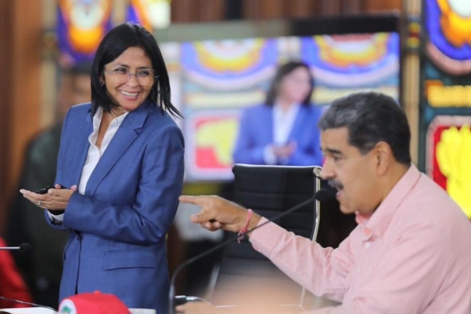 A los venezolanos se nos olvida que Delcy Rodriguez  además de Vicepresidente, es Ministra del Petróleo, nombrada por Maduro en agosto de 2024. Delcy es mandamas  en Pdvsa y responsable de cuanto chanchullo se ha hecho con el petróleo en los últimos 24 meses, junto a Alex Saap