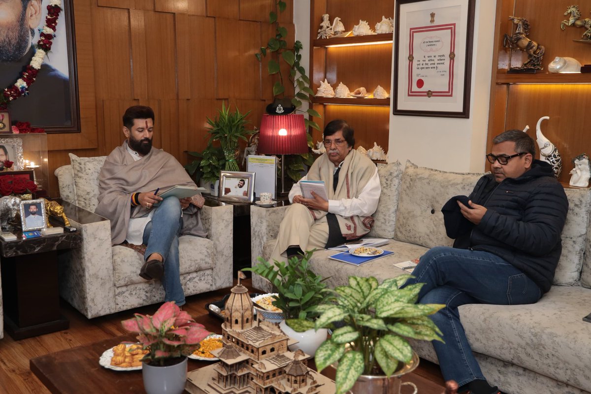 ArunBhartiLJP's tweet photo. आज नई दिल्ली में राष्ट्रीय अध्यक्ष सह केंद्रीय मंत्री आदरणीय श्री @iChiragPaswan जी एवं प्रधान महासचिव जनाब अब्दुल खालिक साहब के साथ संगठन विस्तार और आगामी कार्यक्रमों को लेकर विस्तृत चर्चाएं हुई। https://t.co/9IEBtT1Sui