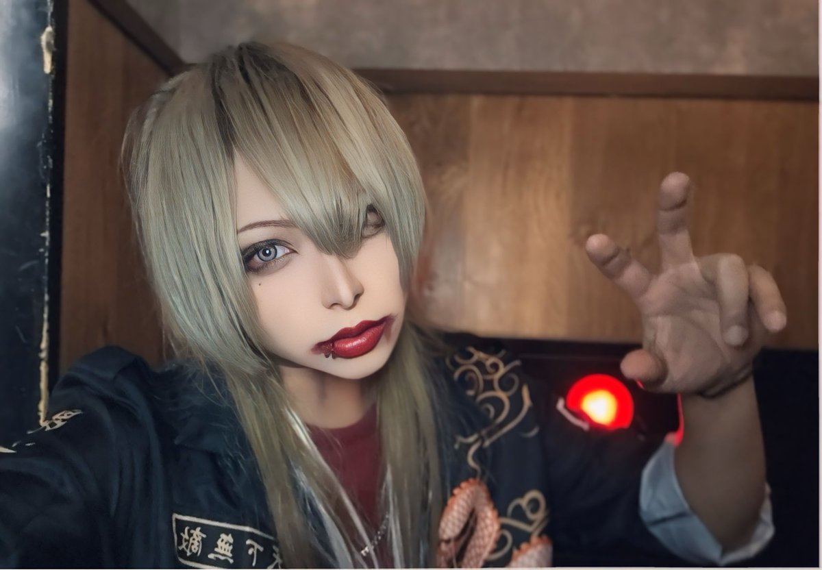 error_code_04's tweet image. birthdayワンマン駆けつけてくれてありがとう🙇‍♂️

O.Aで出演してくれたAurnéaにも感謝🙏

仲間とダメオモチャに囲まれて過ごすバーイベは最高ですね

人の温かさと決して当たり前ではない幸せを噛み締めています

素敵すぎるお花も嬉しかった🥹ちゃんと遊戯王仕様になってるの芸が細かい！はぴねす！