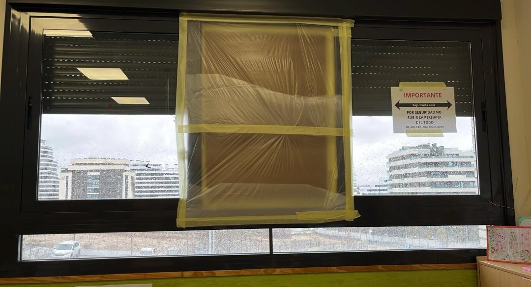 HilosValdebebas's tweet image. Así andan por el Colegio Público Alfredo Di Stéfano de @Valdebebas Barandillas sujetas por bridas y ventanas rotas cerradas con cartones...¿Cuando tenéis pensado solucionar estas incidencias? Son un peligro...@educacmadrid 
⏬⏬⏬