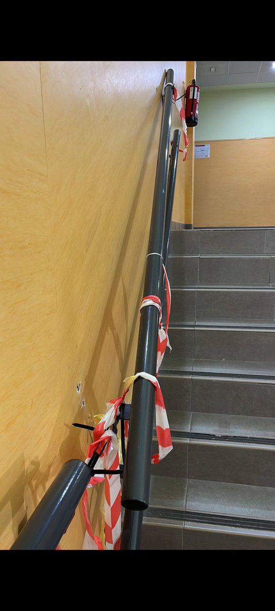 HilosValdebebas's tweet image. Así andan por el Colegio Público Alfredo Di Stéfano de @Valdebebas Barandillas sujetas por bridas y ventanas rotas cerradas con cartones...¿Cuando tenéis pensado solucionar estas incidencias? Son un peligro...@educacmadrid 
⏬⏬⏬