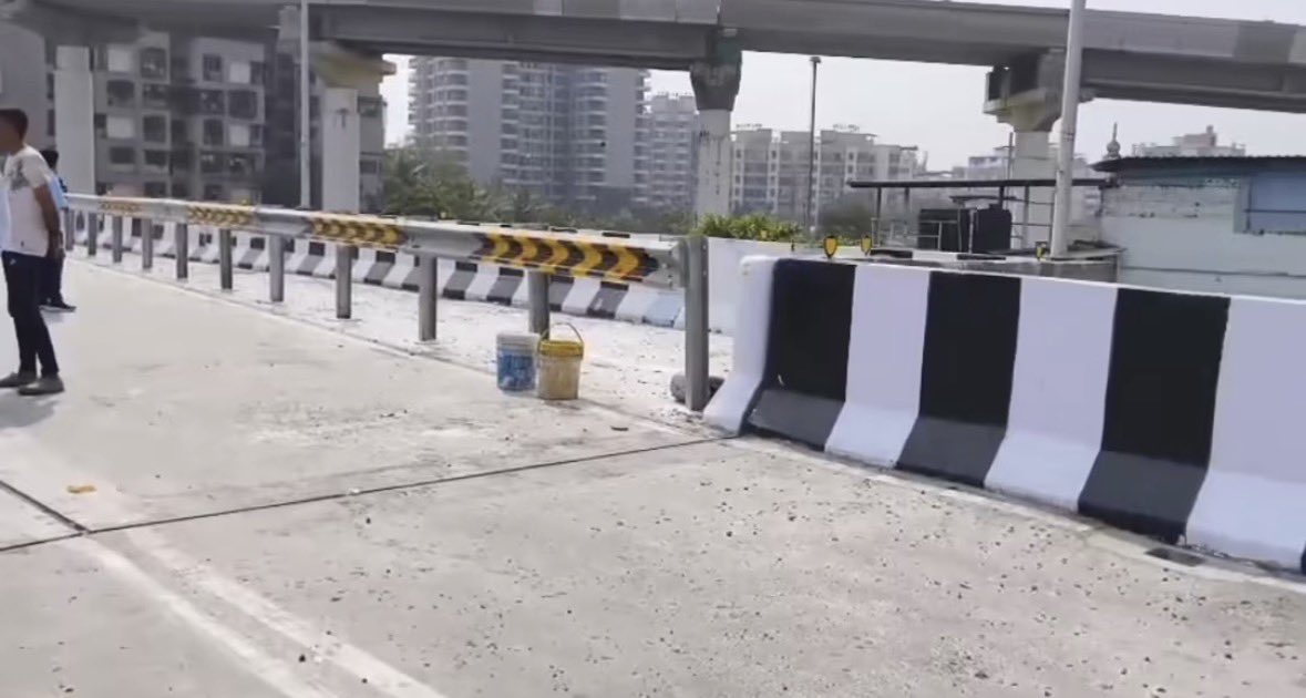 Barrier lag raha hai. Incomplete bridge ka photo daal ke road safety ka gyaan pehle hi baat do.