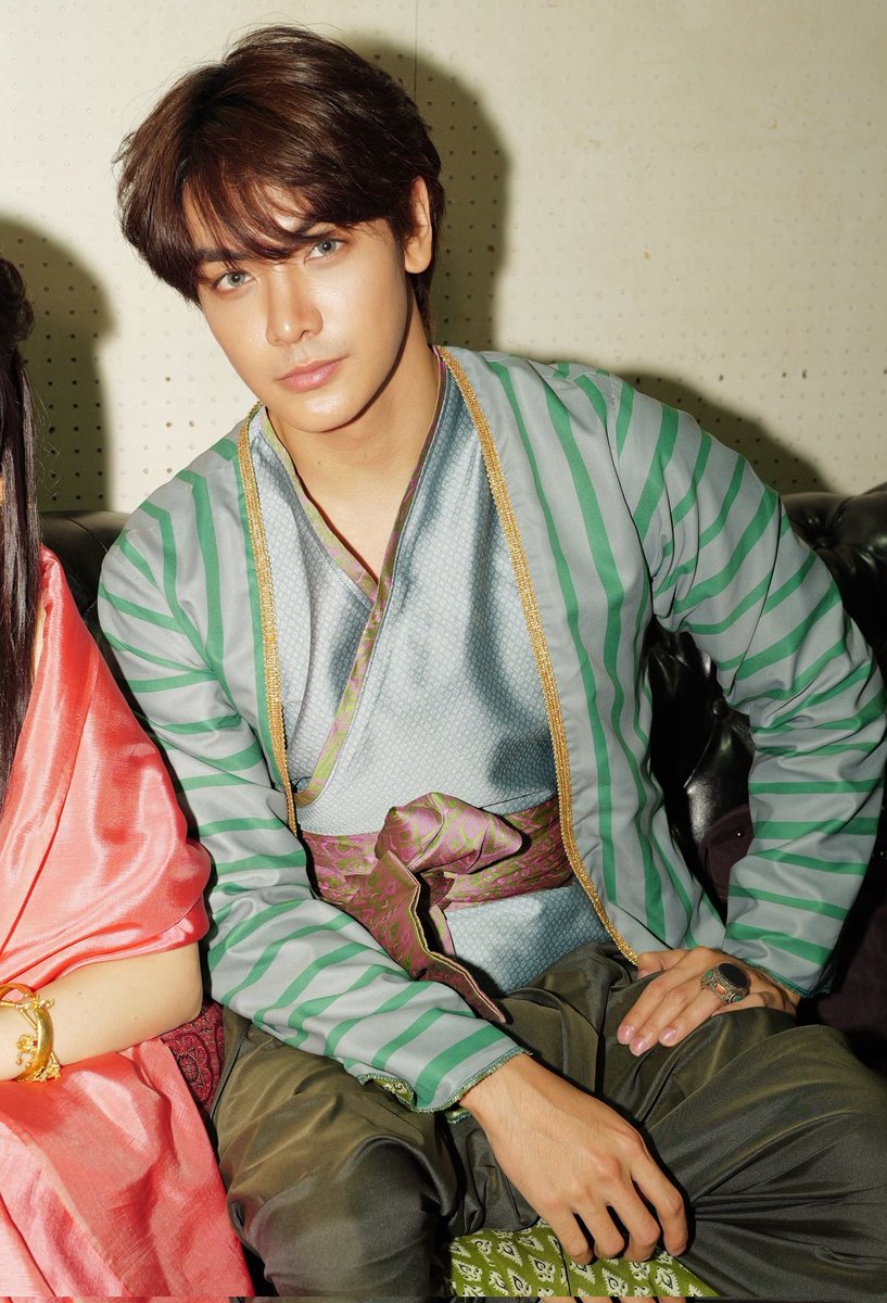 ชุดในรูปวาด           เป็นไลฟ์แอคชั่น 
แล้วเท่จัง ทีมคอสตูมทำงานหนักมาก

JOONG X TRUE VISIONS NOW

#สนุกแบบไทยisNOW 
#TrueVisionsNow2026xวันทองไร้ใจ
#จุงอาเชน #JoongArchen