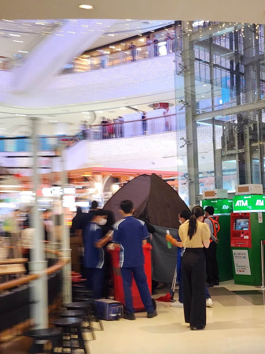 Zn0wwhite's tweet image. ต่อหน้าเลย มีคนกระโดดห้างย่านบางใหญ่   แม่คนกระโดดร้องไห้ใจจะขาด ลูกสาวทำอะไรแบบนี้ #เซ็นทรัลเวสต์เกต