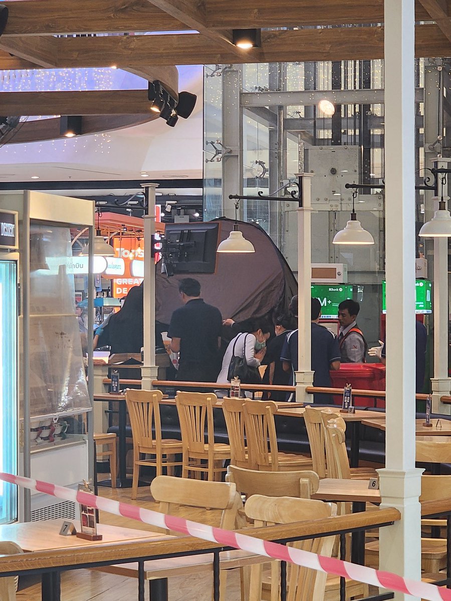 Zn0wwhite's tweet image. ต่อหน้าเลย มีคนกระโดดห้างย่านบางใหญ่   แม่คนกระโดดร้องไห้ใจจะขาด ลูกสาวทำอะไรแบบนี้ #เซ็นทรัลเวสต์เกต