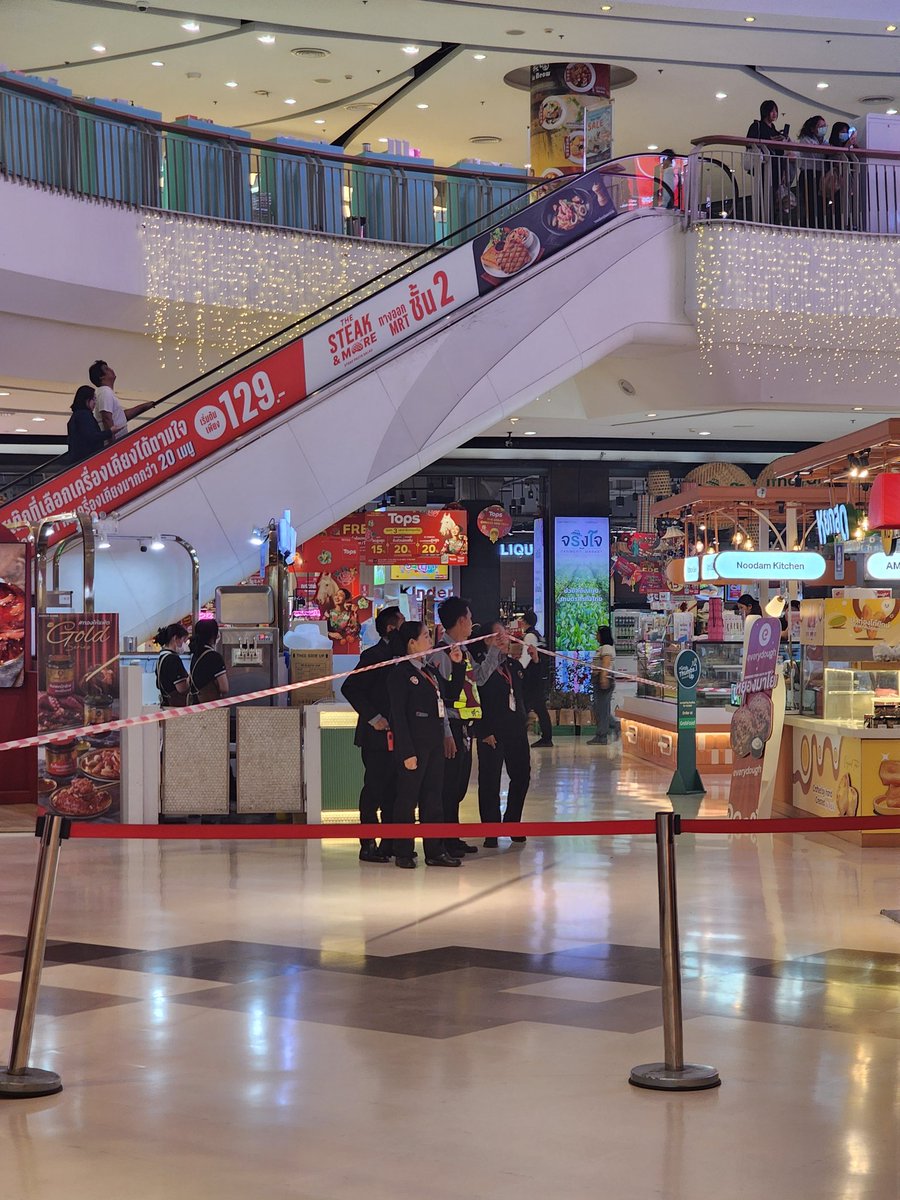 Zn0wwhite's tweet image. ต่อหน้าเลย มีคนกระโดดห้างย่านบางใหญ่   แม่คนกระโดดร้องไห้ใจจะขาด ลูกสาวทำอะไรแบบนี้ #เซ็นทรัลเวสต์เกต