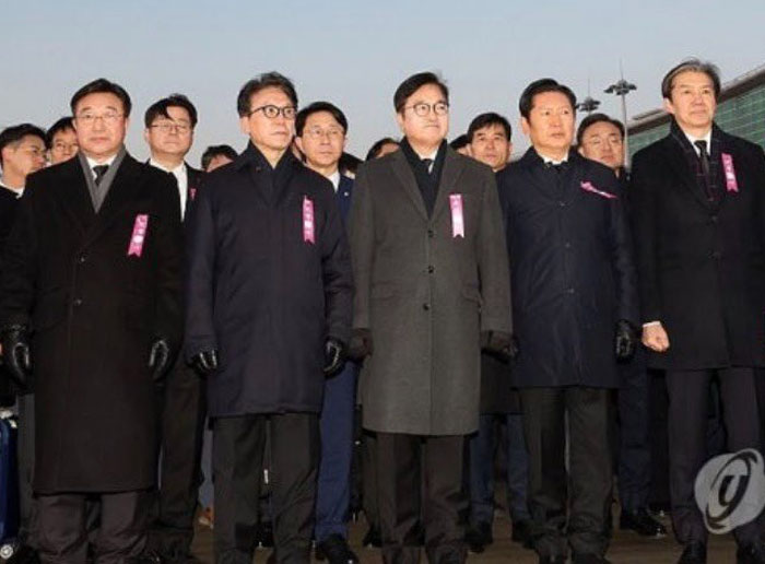 hippy49_1968's tweet image. 중국은 애도의 의미로 핑크 색을 쓴다..
한국은 전통적으로 검정색을 쓰는데..
저 민주당 새끼들.. 일제히.. 
분홍 리본 달고 나온걸 보라고.. ㅋㅋ

거기다 한술 더 떠서..
검정색으로 추모하는건..
일제 유산이라고 지랄까지 하네.. ㅋㅋ
니들 부모 죽으면.. 꽃분홍으로 단장하고 장례 치뤄 ㅋㅋㅋ