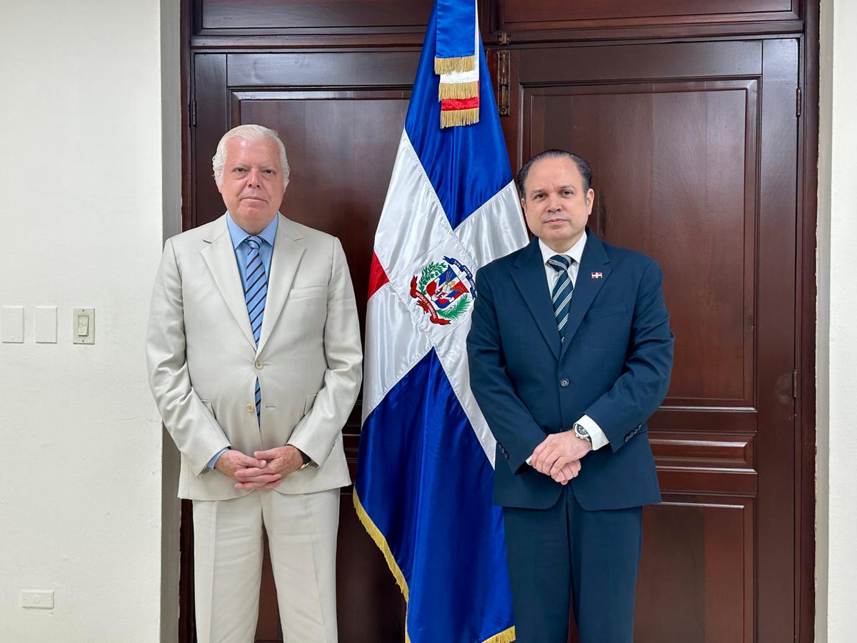 hugofrivera's tweet photo. Sostuvimos una reunión con el Embajador del Perú, Gustavo Lembcke Hoyle, en la que conversamos sobre temas comerciales de interés común y oportunidades para seguir fortaleciendo los vínculos entre nuestros países. 🇩🇴🤝🇵🇪 https://t.co/ABPHXGJh83
