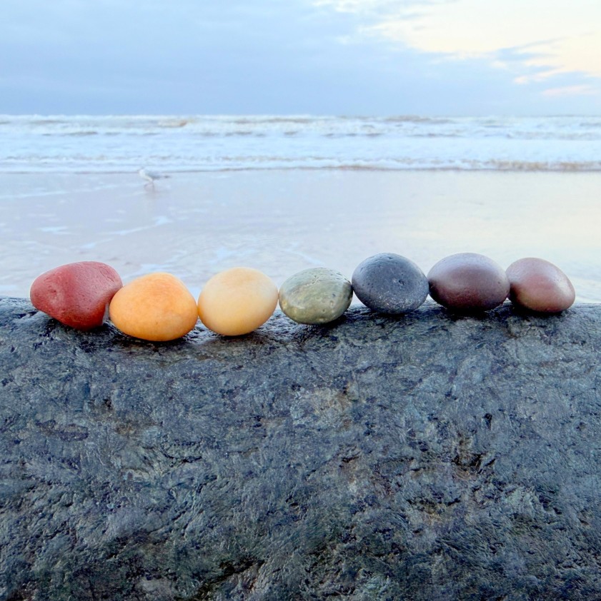 RawlinsonJulia's tweet photo. 🌈Pebble rainbows🌈I love this place where Fletcher and the Rockpool meets Fletcher and the Rainbow, letting my gaze wander where sea meets land, looking for gleams of colour #SheringhamBeach #PebbleArt #PebbleRainbow #NatureRainbow #FletcherAndTheRockpool #FletcherAndTheRainbow https://t.co/L7yLPOQZGj