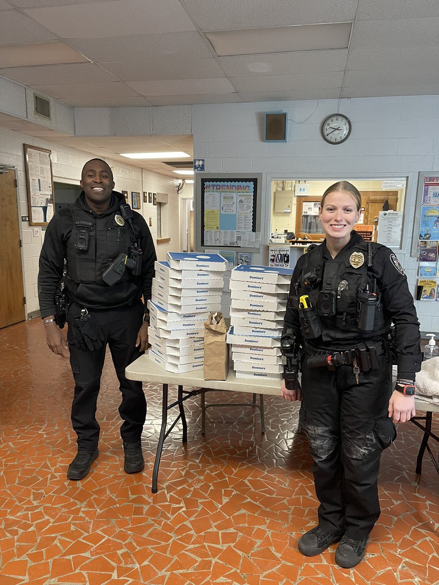GSO_Police's tweet image. Last night, our officers realized that some of the unsheltered population didn’t have anything to eat. 

You know what they did?   They went and bought 25 pizzas with their own money.  

Thank you to these officers for showing the true meaning of “serve and protect”.