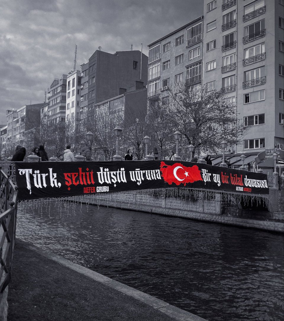 Eskişehirspor taraftarının, Porsuk Çayı’na astığı pankart.

“Türk, şehit düştü uğruna bir ay bir hilal davasına.”