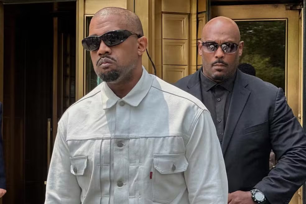RapMais's tweet photo. 🚨 Em entrevista, Kanye West afirma que carta de desculpas não foi jogada de marketing, mas por remorsos que pesavam seu coração

"Pelo que sei, estive entre os 10 artistas mais ouvidos nos EUA no Spotify em 2025, e também na semana passada e na maioria dos dias. Meu próximo álbum, Bully, é atualmente um dos álbuns mais aguardados em pré-venda no Spotify, meu álbum de 2007, Graduation, também foi o álbum de hip-hop mais ouvido e reproduzido em streaming de 2025. Para mim, como evidenciado pela carta, isto não tem a ver com reavivar meu lado comercial. É porque esses sentimentos de remorso pesavam muito no meu coração e no meu espírito.  Peço desculpas mais uma vez por tudo o que disse que magoou especialmente as comunidades judaica e negra. Tudo aquilo foi longe demais... Observo os destroços e percebo que esse não sou eu. Como figura pública, tantas pessoas me seguem e ouvem cada palavra minha.  É importante que eles percebam e entendam de que lado da história eu quero estar. E esse lado é o do amor e da positividade."
