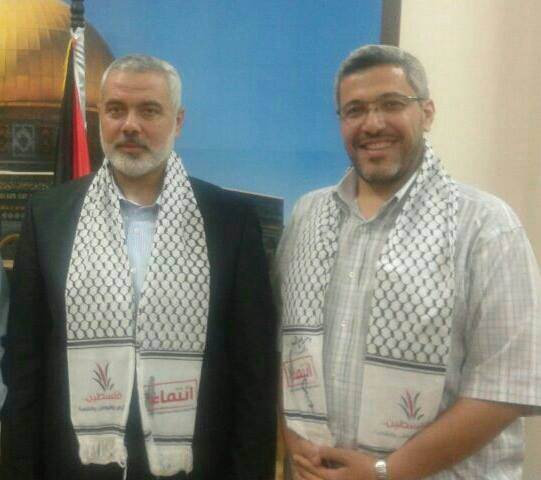 Waronterrorsoc1's tweet photo. Hamas Auslandsorganisation
Causa: 
Yassir Kaddourah im Bild 1 mit Ex-Hamasführer Hanijeh und im Bild mit Adel Abdallah Doghman.

Im Bild 4 sieht man die gesamte Hamasgründer und Führung scheinbar mit Yassir Ali ganz rechts. https://t.co/eiutjoHzwP