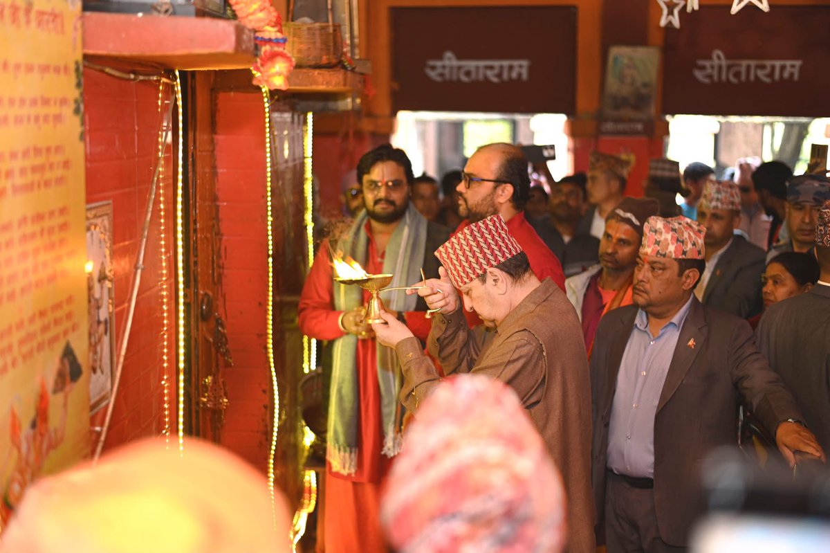 श्री ५ महाराजाधिराज ज्ञानेन्द्र वीर बिक्रम शाह देव सरकार द्वारा आज अपराह्न ४ बजे जनकपुर हस्पिटल राेडमा अवस्थित प्रसिद्ध श्री संकट माेचन मन्दिरमा सवारी हाेइबक्सि भगवान श्री हनुमानकाे दर्शन एवम् पूजाअर्चना सम्पन्न गरिबक्सेकाे छ।