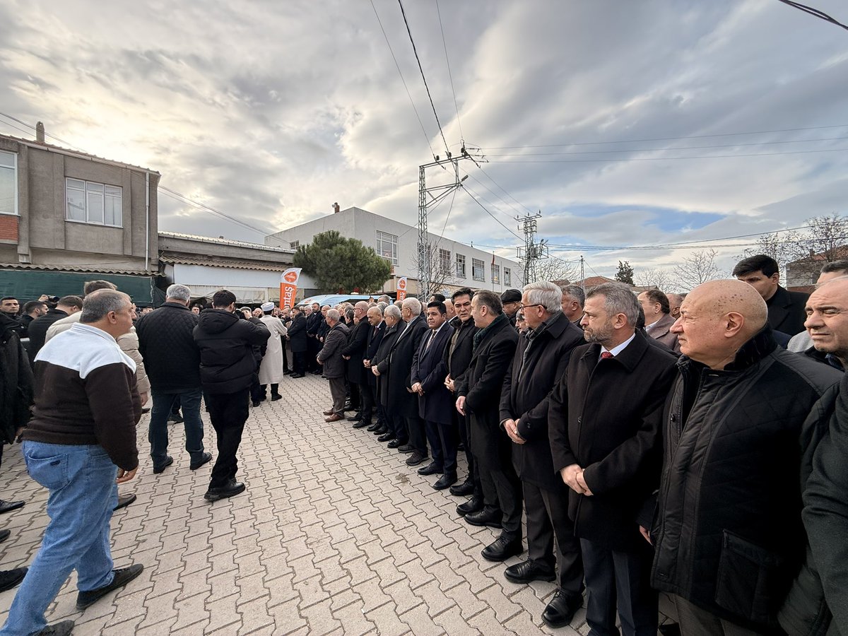 Genel Başkanımız Sayın Müsavat Dervişoğlu’nun da katılımıyla, Grup Başkan Vekilimiz ve Balıkesir Milletvekilimiz Sayın Turhan Çömez’in kıymetli annesi İkbal Çömez’i son yolculuğuna uğurlarken cenaze merasimine katıldık. Merhumeye Allah’tan rahmet, ailesine ve yakınlarına sabır ve