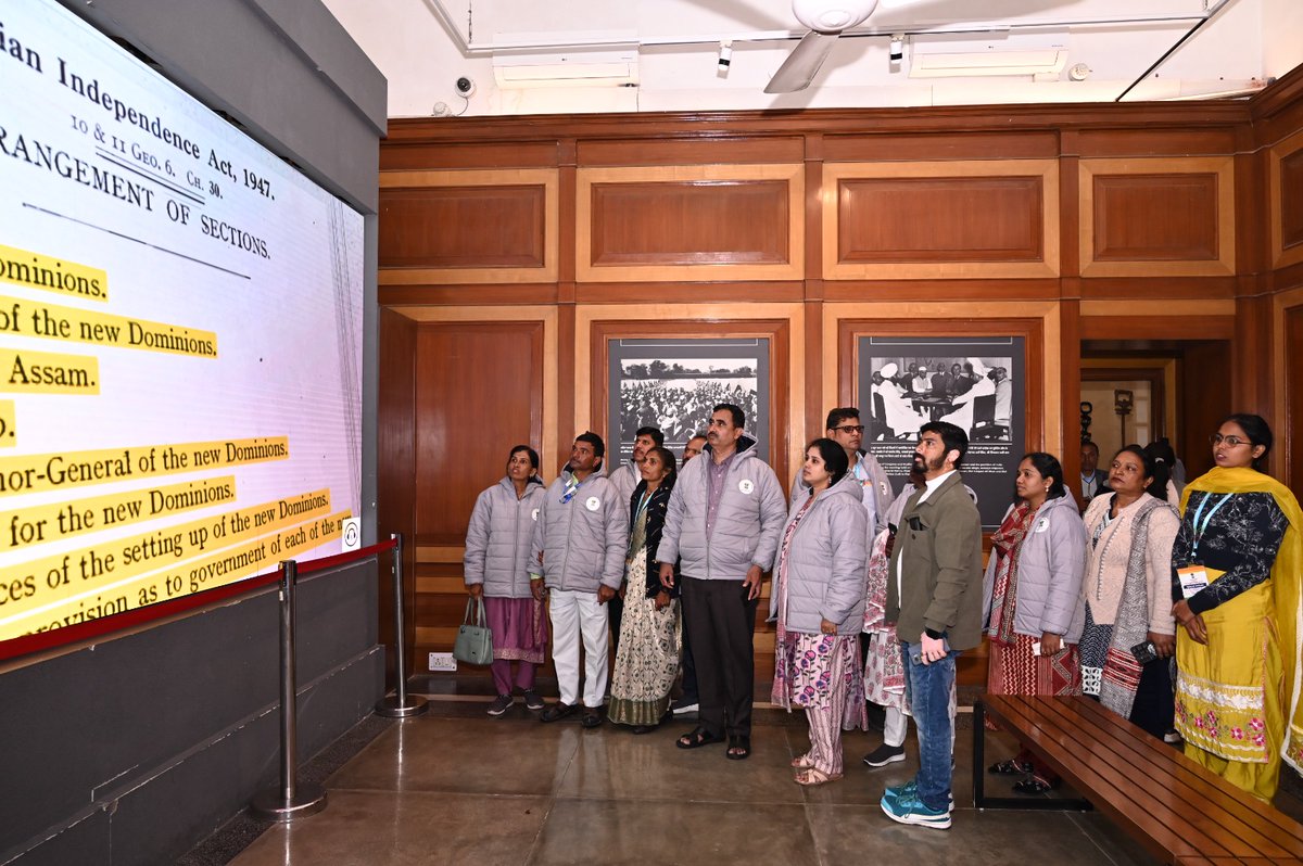MoRD_GoI's tweet photo. Exploring India’s leadership journey during their Delhi Darshan for Republic Day Celebrations 2026, Lakhpati Didis, PMAY–G beneficiaries, and SHG Didis along with their spouses visited the #PrimeMinistersMuseum, a space that chronicles the stories of India’s Prime Ministers and the nation’s democratic journey.

Moving through interactive galleries and historic narratives, they learned about the vision, challenges, and milestones that shaped India’s progress. For these women leaders, the visit was a moment of pride and inspiration—strengthening their belief that grassroots leadership and women-led collectives are vital to India’s development story.

प्रधानमंत्री संग्रहालय का भ्रमण दिल्ली दर्शन के दौरान गणतंत्र दिवस समारोह 2026 में लखपति दीदियाँ, प्रधानमंत्री आवास योजना-ग्रामीण के तहत लाभान्वित महिलाएँ, स्वयं सहायता समूह की अग्रणी दीदिया अपने परिवार के साथ किया, जहाँ भारत के प्रधानमंत्रियों की यात्रा और देश के लोकतांत्रिक विकास की कहानी जीवंत रूप में प्रस्तुत है।

इंटरएक्टिव गैलरी और ऐतिहासिक कथाओं के माध्यम से उन्होंने देश की प्रगति, चुनौतियों और उपलब्धियों के बारे में जाना। इन महिलाओं के लिए यह यात्रा गर्व और प्रेरणा का क्षण रही, जिसने उन्हें यह विश्वास दिलाया कि जमीनी स्तर पर नेतृत्व और महिला-नेतृत्व वाले समूह भारत के विकास की मजबूत नींव हैं।

#DelhiDarshan #RepublicDay2026 #ProsperousDidis #SchemesofRD #WomenEmpowerment #ViksitBharat2047 #AtmanirbharBharat #DAYNRLM #MoRD #RuralIndia #WomenLedDevelopment #IncredibleIndia #NationBuilding