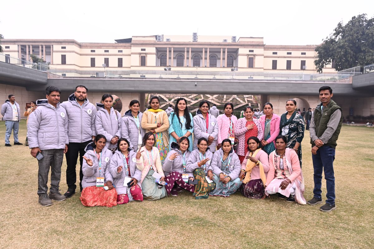 MoRD_GoI's tweet photo. Exploring India’s leadership journey during their Delhi Darshan for Republic Day Celebrations 2026, Lakhpati Didis, PMAY–G beneficiaries, and SHG Didis along with their spouses visited the #PrimeMinistersMuseum, a space that chronicles the stories of India’s Prime Ministers and the nation’s democratic journey.

Moving through interactive galleries and historic narratives, they learned about the vision, challenges, and milestones that shaped India’s progress. For these women leaders, the visit was a moment of pride and inspiration—strengthening their belief that grassroots leadership and women-led collectives are vital to India’s development story.

प्रधानमंत्री संग्रहालय का भ्रमण दिल्ली दर्शन के दौरान गणतंत्र दिवस समारोह 2026 में लखपति दीदियाँ, प्रधानमंत्री आवास योजना-ग्रामीण के तहत लाभान्वित महिलाएँ, स्वयं सहायता समूह की अग्रणी दीदिया अपने परिवार के साथ किया, जहाँ भारत के प्रधानमंत्रियों की यात्रा और देश के लोकतांत्रिक विकास की कहानी जीवंत रूप में प्रस्तुत है।

इंटरएक्टिव गैलरी और ऐतिहासिक कथाओं के माध्यम से उन्होंने देश की प्रगति, चुनौतियों और उपलब्धियों के बारे में जाना। इन महिलाओं के लिए यह यात्रा गर्व और प्रेरणा का क्षण रही, जिसने उन्हें यह विश्वास दिलाया कि जमीनी स्तर पर नेतृत्व और महिला-नेतृत्व वाले समूह भारत के विकास की मजबूत नींव हैं।

#DelhiDarshan #RepublicDay2026 #ProsperousDidis #SchemesofRD #WomenEmpowerment #ViksitBharat2047 #AtmanirbharBharat #DAYNRLM #MoRD #RuralIndia #WomenLedDevelopment #IncredibleIndia #NationBuilding