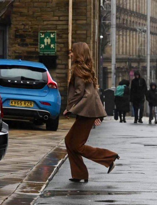 LairdOfTheManor's tweet image. Just a ‘hop, skip and a jump’👑🇬🇧💙❤️
HRH Catherine, Princess of Wales.