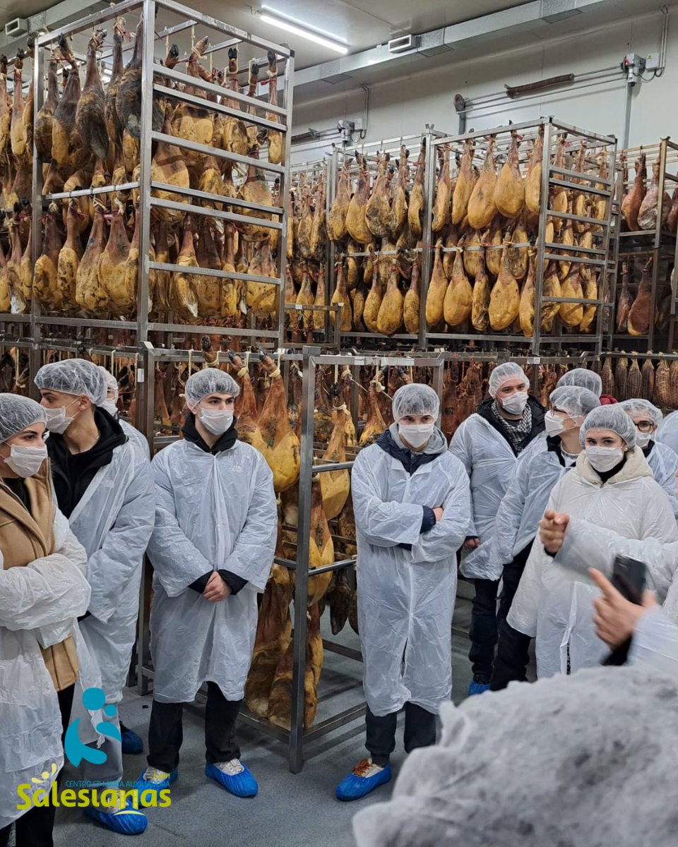 Visitamos la fábrica de 𝗘𝗺𝗯𝘂𝘁𝗶𝗱𝗼𝘀 𝗘𝘇𝗲𝗾𝘂𝗶𝗲𝗹 en 𝗩𝗶𝗹𝗹𝗮𝗺𝗮𝗻𝗶́𝗻. Gracias a 𝗟𝘂𝗶𝘀 𝗚𝗼𝗻𝘇𝗮́𝗹𝗲𝘇 por el taller sobre tradición. 🥓

#AulaEmpresaCyL #FPEmprende #Aprendiendodelasempresas #FP #Confía <a href="/SalesianasEs/">Salesianas España</a>