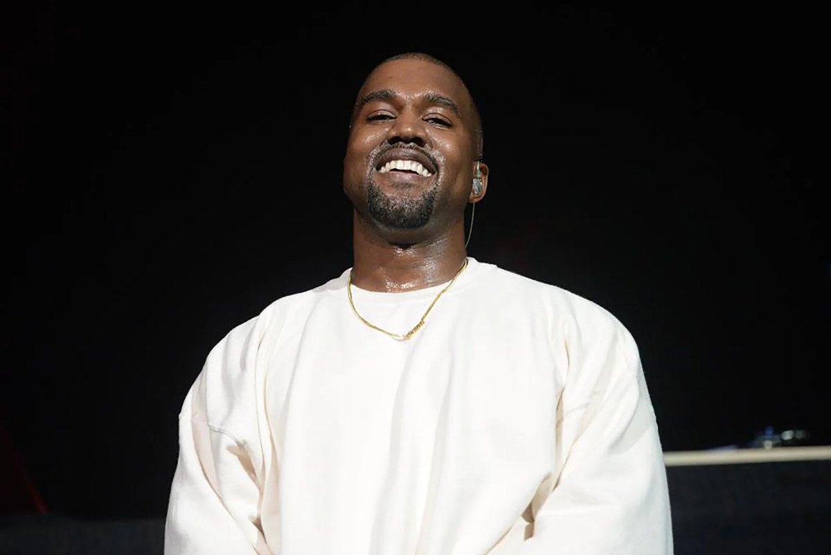 RapMais's tweet photo. 🚨 Em entrevista, Kanye West afirma que carta de desculpas não foi jogada de marketing, mas por remorsos que pesavam seu coração

"Pelo que sei, estive entre os 10 artistas mais ouvidos nos EUA no Spotify em 2025, e também na semana passada e na maioria dos dias. Meu próximo álbum, Bully, é atualmente um dos álbuns mais aguardados em pré-venda no Spotify, meu álbum de 2007, Graduation, também foi o álbum de hip-hop mais ouvido e reproduzido em streaming de 2025. Para mim, como evidenciado pela carta, isto não tem a ver com reavivar meu lado comercial. É porque esses sentimentos de remorso pesavam muito no meu coração e no meu espírito.  Peço desculpas mais uma vez por tudo o que disse que magoou especialmente as comunidades judaica e negra. Tudo aquilo foi longe demais... Observo os destroços e percebo que esse não sou eu. Como figura pública, tantas pessoas me seguem e ouvem cada palavra minha.  É importante que eles percebam e entendam de que lado da história eu quero estar. E esse lado é o do amor e da positividade."