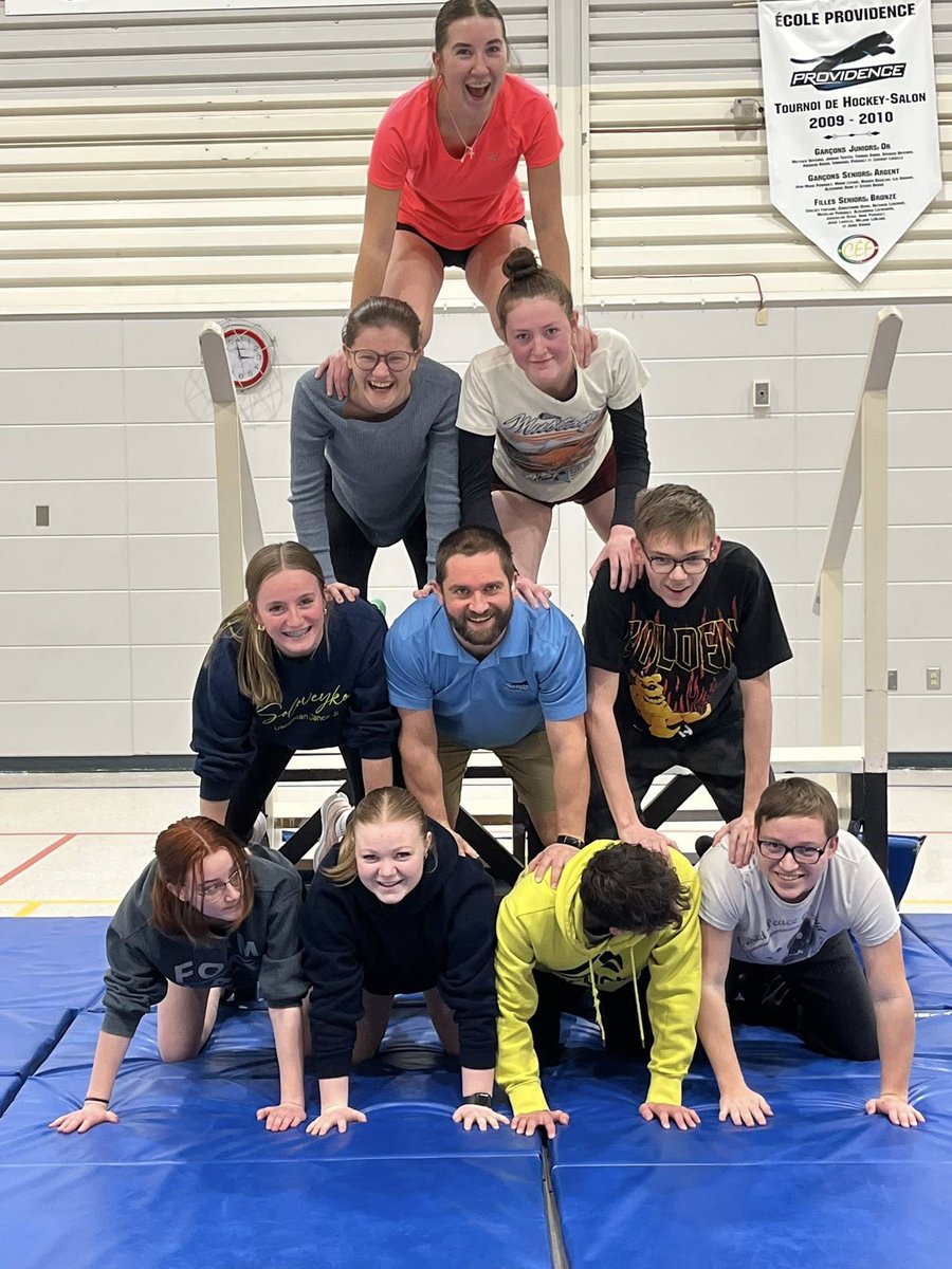 École Providence : Les élèves ont réalisé une pyramide avec M. Gentil-Perret lors du cours d’éducation physique. #céf #écolefrancophone #saskedu #frcan #Vonda