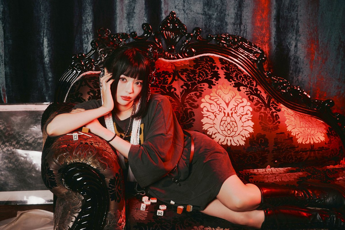 flow_fish000's tweet photo. ルール：目が合ったら、飲む🍻🖤

#不老不死
#アー写 
#飲酒注意 https://t.co/AgxFumF4eA