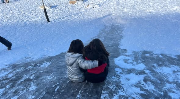 École du Parc : Les élèves ont profité des plaisirs simples de l’hiver en riant, en jouant dans la neige et en faisant de la glissade sur la butte de l’école. #céf #écolefrancophone #saskedu #frcan #regina